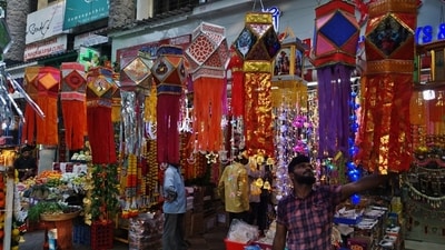 Shops in Thane are selling colourful kandils ahead of the festival. These lanterns are generally hung in front of homes during the Hindu festival of lights, Diwali. (HT Photo/ Praful Gangurde) 