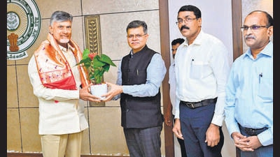 HUDCO chairman Sanjay Kulshreshtha meets chief minister N Chandrababu Naidu on Friday. (HT Photo) HUDCO chairman Sanjay Kulshreshtha meets chief minister N Chandrababu Naidu on Friday. (HT Photo)