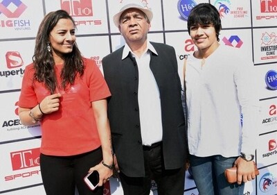 Mahavir Singh Phogat and daughters Geeta, Babita Mahavir Singh Phogat and daughters Geeta, Babita