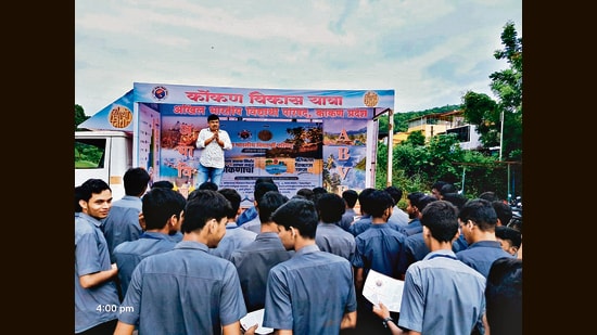 ABVP members campaigned in colleges as part of Konkan Vikas Yatra at Vengurla, Sindhudurg. (HT Photo)