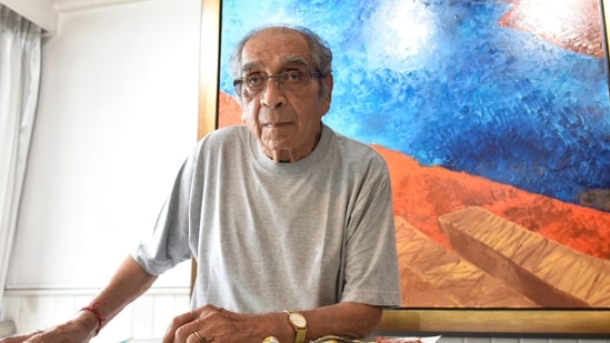 Artist Akbar Padamsee at his residence at Prabhadevi in Mumbai. (HT Photo)