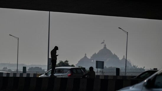 New Delhi, India - Oct. 26, 2024: A view of thick layer of smog which engulfed on NH24 near Akshardham temple in New Delhi, India, on Saturday, October 26, 2024. (Photo by RAJ K RAJ / Hindustan Times) (RAJ K RAJ /HT PHOTO)