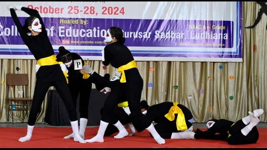 Students performing during youth festival at GHG Khalsa College in Ludhiana on Saturday. (HT Photo)
