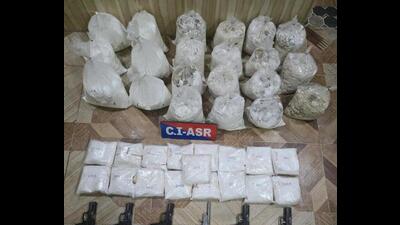 105 kg heroin and weapons seized in Amritsar on Friday. (HT Photo) 105 kg heroin and weapons seized in Amritsar on Friday. (HT Photo)