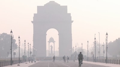 A view of India Gate covered in a layer of smog as the AQI categorized as 'Very Poor' as per the Central Pollution Control Board (CPCB), in New Delhi on Thursday. (ANI Photo) (ANI) A view of India Gate covered in a layer of smog as the AQI categorized as 'Very Poor' as per the Central Pollution Control Board (CPCB), in New Delhi on Thursday. (ANI Photo) (ANI)