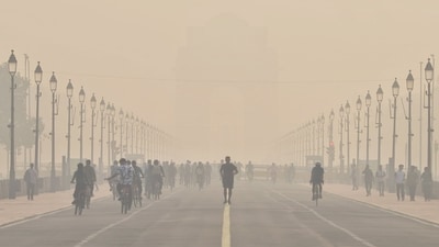 New Delhi, Oct 25 (ANI): Morning walkers, joggers and cyclists exercise on the Kartavya Path near India Gate amid deteriorating air quality in the city, in New Delhi on Sunday. (ANI Photo) (Vipin Kumar) New Delhi, Oct 25 (ANI): Morning walkers, joggers and cyclists exercise on the Kartavya Path near India Gate amid deteriorating air quality in the city, in New Delhi on Sunday. (ANI Photo) (Vipin Kumar)