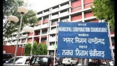 As per the rules, vendors are permitted to operate from 6 am to 10 pm. However, during recent enforcement drives, the team observed that some vendors were operating beyond permissible hours in Chandigarh. (HT File)