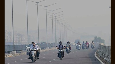 Commuters on a foggy morning in Ludhiana. (Gurpreet Singh/HT)