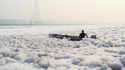 Delhi authorities workers moving their boats to settle toxic form at the Yamuna River at Kalindi Kunj. (Ajay Aggarwal/HT Photo) Delhi authorities workers moving their boats to settle toxic form at the Yamuna River at Kalindi Kunj. (Ajay Aggarwal/HT Photo)