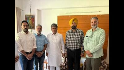The delegation, which is calling itself “PU Bachao Morcha”, alleged that the delay is influenced by the central government and poses a threat to the university’s autonomy. (HT Photo) The delegation, which is calling itself “PU Bachao Morcha”, alleged that the delay is influenced by the central government and poses a threat to the university’s autonomy. (HT Photo)