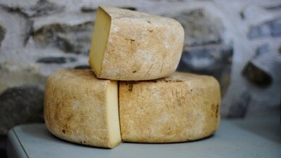 Robbers posed as distributors, stealing 22 tonnes of cheddar from London's Neal's Yard Dairy. (Unsplash) Robbers posed as distributors, stealing 22 tonnes of cheddar from London's Neal's Yard Dairy. (Unsplash)