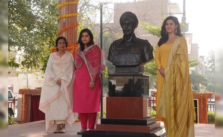 Nimrat with her family at the unveiling ceremony of her late father's bronze statue in his birthplace, Sri Ganganagar, Rajasthan.