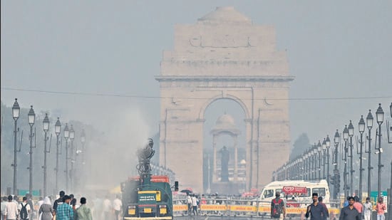 An anti smog gun seen sprinkling water to settle down dust particles amid pollution at Kartavya Path in New Delhi on Sunday. (Sanchit Khanna/Hindustan Times)