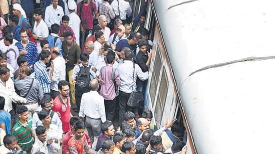 Stampede at Mumbai's Bandra Railway Station leaves 9 injured | Latest News India - Hindustan Times