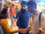 Varun Dhawan interacted with his fan at the Mumbai airport. Varun Dhawan interacted with his fan at the Mumbai airport.