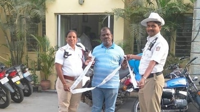 A violator in Bengaluru with the traffic police. (Image for representation) A violator in Bengaluru with the traffic police. (Image for representation)