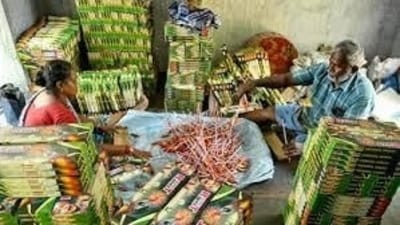 Bengaluru residents can burst crackers between 8 pm to 10 pm this Diwali, according to a Supreme Court ruling. (HT File) Bengaluru residents can burst crackers between 8 pm to 10 pm this Diwali, according to a Supreme Court ruling. (HT File)