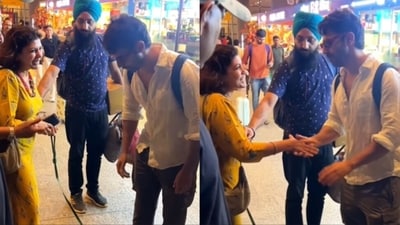 Varun Dhawan interacted with his fan at the Mumbai airport. Varun Dhawan interacted with his fan at the Mumbai airport.