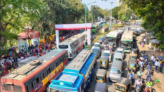 With Tuesday being the last day to file nominations for the upcoming state assembly elections, many candidates file their papers on Monday along with rallies, leading to widespread traffic congestion. (HT)