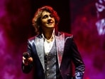 Sonu Nigam keeps singing at a concert despite a man charging at him on stage