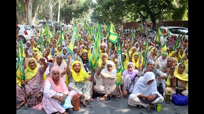 Bhartiya Kisan Union Ekta Ugrahan members protest against Central and Punjab govt outside district administration complex at Bathind on Tuesday. (Hindustan Times)