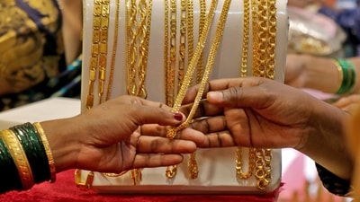 Hindu devotees buy gold and silver items of Dhanteras. (Reuters)