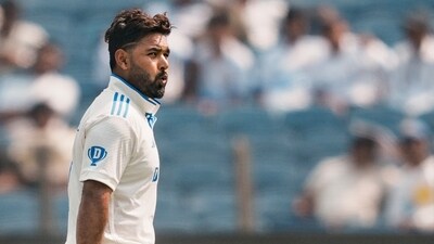 Pune: India's Rishabh Pant returns to pavilion. (PTI Photo/Kunal Patil)(PTI10_25_2024_000051A) (PTI) Pune: India's Rishabh Pant returns to pavilion. (PTI Photo/Kunal Patil)(PTI10_25_2024_000051A) (PTI)