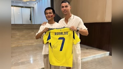 Cristiano Ronaldo met superfan Gong, who cycled 13,000 km from China to Saudi Arabia to meet him. (X/@SHAHFAI65660968)