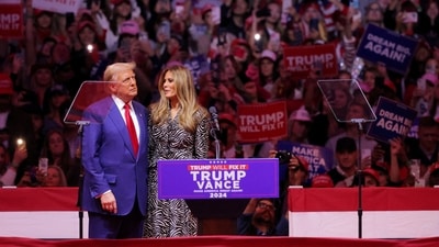 Donald Trump embraces Melania Trump during a rally at Madison Square Garden, in New York, U.S., October 27, 2024. REUTERS/Andrew Kelly/File Photo (REUTERS)