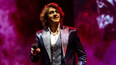 Sonu Nigam keeps singing at a concert despite a man charging at him on stage Sonu Nigam keeps singing at a concert despite a man charging at him on stage