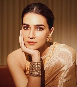 Opt for traditional yet modern aesthetic gold jewellery like actor Kriti Sanon (Photo: Instagram) Opt for traditional yet modern aesthetic gold jewellery like actor Kriti Sanon (Photo: Instagram)