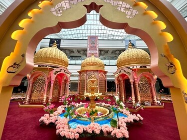 Nexus Seawoods, Navi Mumbai has erected a Sheesh Mahal replica for Diwali