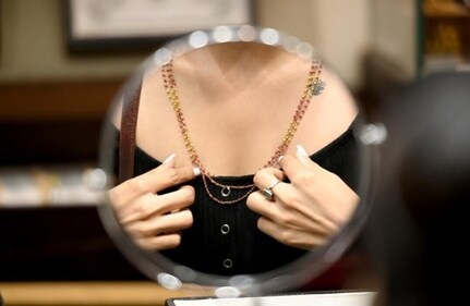 Minimal jewellery designs are in vogue among those who are on a budget to shop for Dhanteras. (Photo: Sunil Ghosh/HT) Minimal jewellery designs are in vogue among those who are on a budget to shop for Dhanteras. (Photo: Sunil Ghosh/HT)