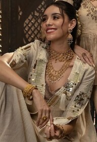 Gold jewellery with coloured stones and intricate designs are perfect for festivals (Photo: Instagram) Gold jewellery with coloured stones and intricate designs are perfect for festivals (Photo: Instagram)