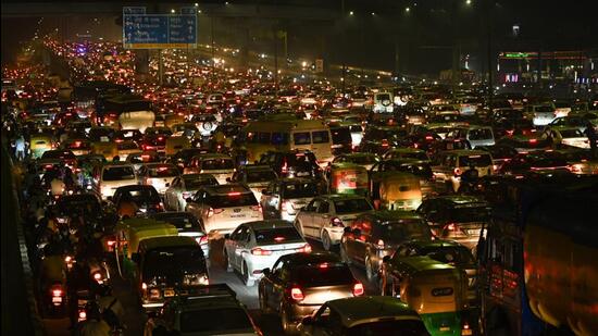Traffic jam at Ghazipur. (Ajay Aggarwal/HT Photo)