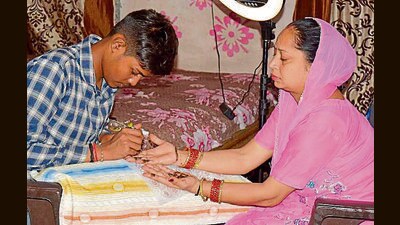 17-year old Vijay Kumar applies henna on a woman’s hand in Ludhiana on Wednesday. (Manish/HT) 17-year old Vijay Kumar applies henna on a woman’s hand in Ludhiana on Wednesday. (Manish/HT)