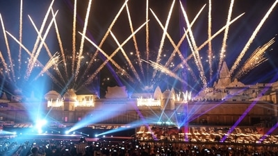 Fireworks demonstration during Deepotsav in Ayodhya. (Deepak Gupta/HT) Fireworks demonstration during Deepotsav in Ayodhya. (Deepak Gupta/HT)
