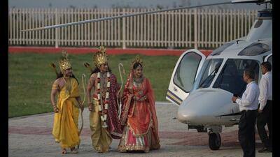 Artistes playing Ramayan characters arrive in a helicopter symbolising ‘Pushpak Viman’. (Deepak Gupta/HT Photo) Artistes playing Ramayan characters arrive in a helicopter symbolising ‘Pushpak Viman’. (Deepak Gupta/HT Photo)