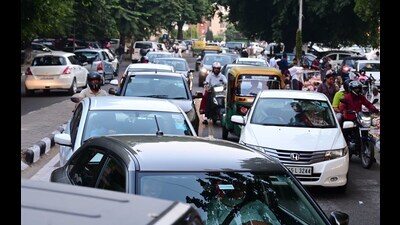 As residents stepped out to wrap up Diwali shopping and admire the festive decorations, roads remained chock-a-block with traffic through the evening. (Keshav Singh/HT) As residents stepped out to wrap up Diwali shopping and admire the festive decorations, roads remained chock-a-block with traffic through the evening. (Keshav Singh/HT)