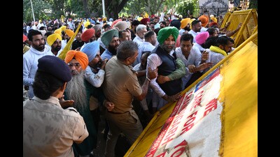 As the protesters, including eight Punjab cabinet ministers and top leaders of the state unit, attempted to march towards the BJP office, they were stopped by the Chandigarh police, who had set up barricades. (HT Photo) As the protesters, including eight Punjab cabinet ministers and top leaders of the state unit, attempted to march towards the BJP office, they were stopped by the Chandigarh police, who had set up barricades. (HT Photo)