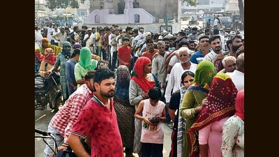 Farmers lined up for DAP outside a police station in Jind. (HT photo) Farmers lined up for DAP outside a police station in Jind. (HT photo)