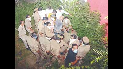 The deceased’s body was found buried in the officers’ club adjacent to the DM’s residence in Kanpur (HT )