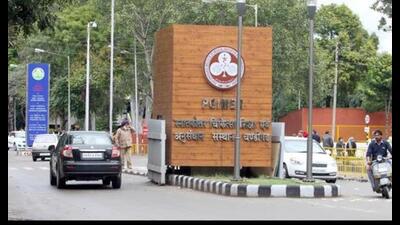 The doctors also cautioned people with respiratory issues, such as asthma or bronchitis, to take precautions due to increased pollution. (HT File photo) The doctors also cautioned people with respiratory issues, such as asthma or bronchitis, to take precautions due to increased pollution. (HT File photo)