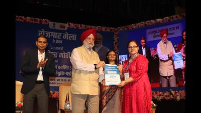 Union minister of petroleum and natural gas, Hardeep Singh Puri, presenting appointment letters at Post Graduate Government College for Girls, Sector 42, Chandigarh. (HT Photo)