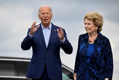 US President Joe Biden gestures next to US Sen. Debbie Stabenow as he arrives at Detroit-Wayne County International Airport in Romulus, Michigan, U.S., September 6, 2024. (Reuterss)