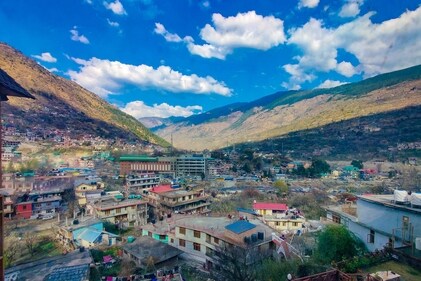 Kullu, Himachal Pradesh: You can travel to this hill station hassle-free. Catch a flight from Delhi. The travel duration is 1 hour 20 minutes. (Unsplash)