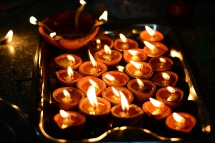 Use clay diyas for your Diwali decorations. Use clay diyas for your Diwali decorations.