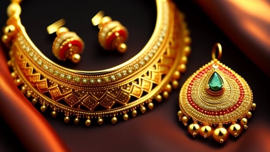 The burglars made off with jewelry belonging to 509 customers.
