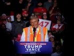 Republican presidential nominee and former U.S. President Donald Trump campaigns in Green Bay, Wisconsin, U.S. October 30, 2024.