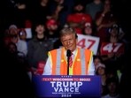 Republican presidential nominee and former U.S. President Donald Trump campaigns in Green Bay, Wisconsin, U.S. October 30, 2024. 